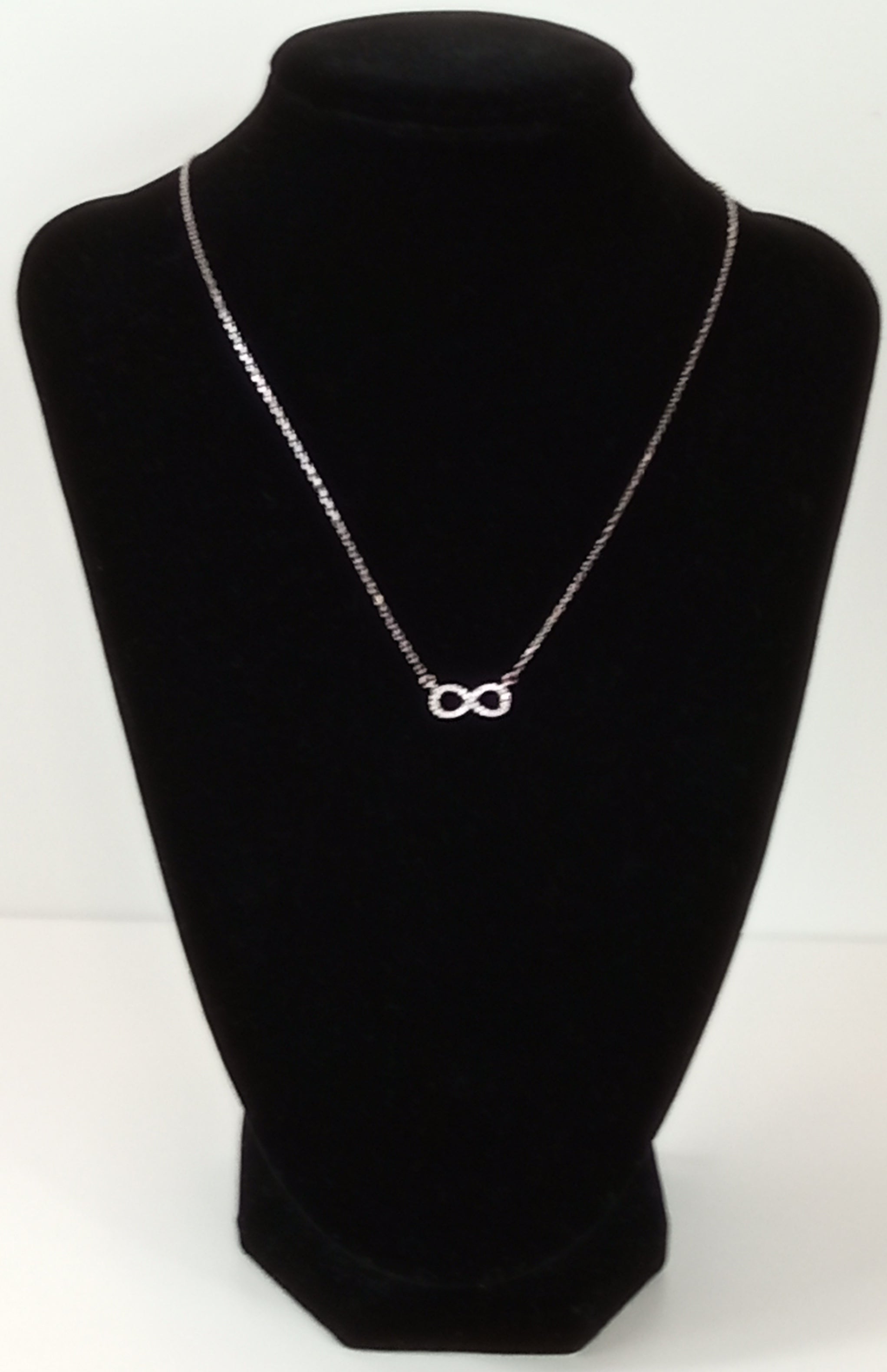 Cadena con colgante infinito